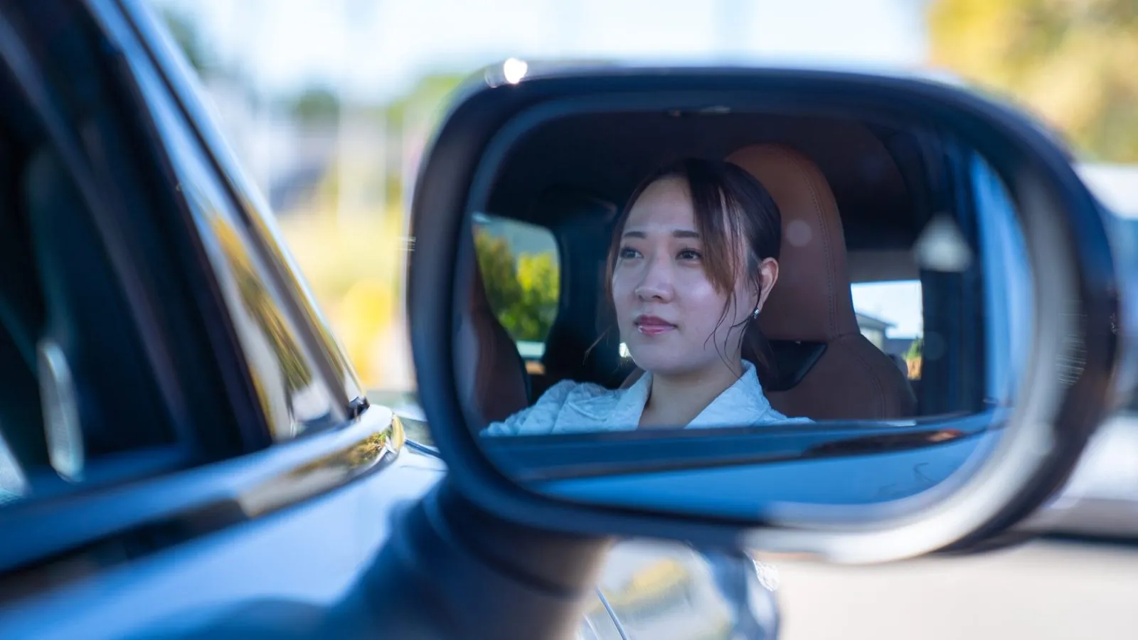 サイドミラーに映る、運転席の女性